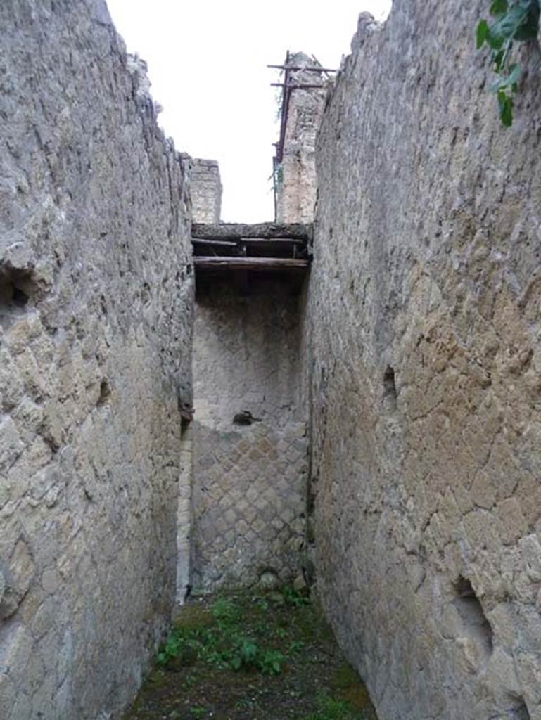 Ins. Orientalis II.17, Herculaneum. September 2015. 
Looking east towards an upper floor, presumably with the outline of the stairs visible against the south wall, on right.
