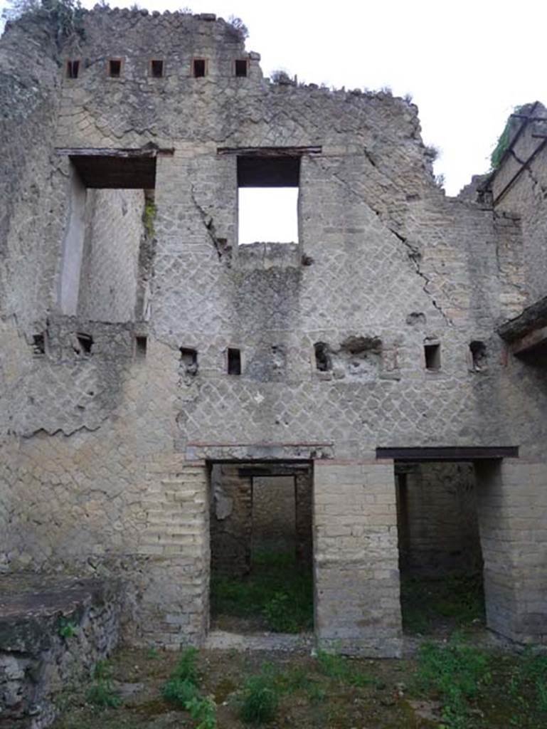 Ins. Orientalis II.18, Herculaneum. September 2015. Looking east.