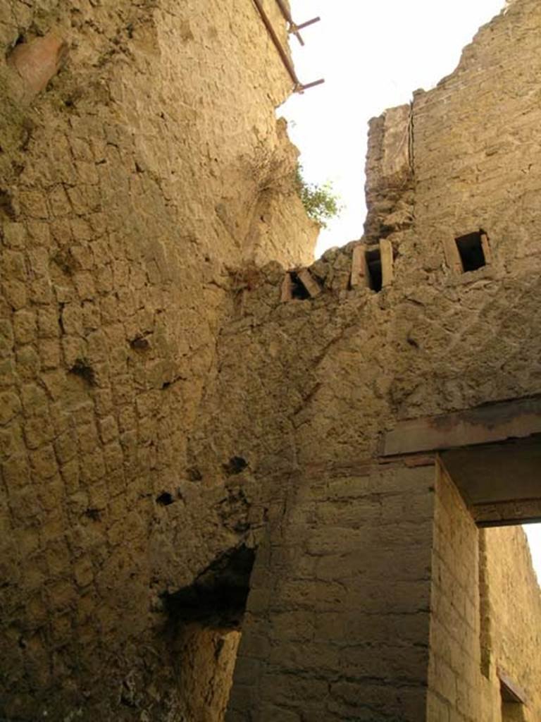 Ins Or II, 18, Herculaneum. May 2006. Upper west wall in south-west corner, between corridor and latrine. 
Photo courtesy of Nicolas Monteix.

