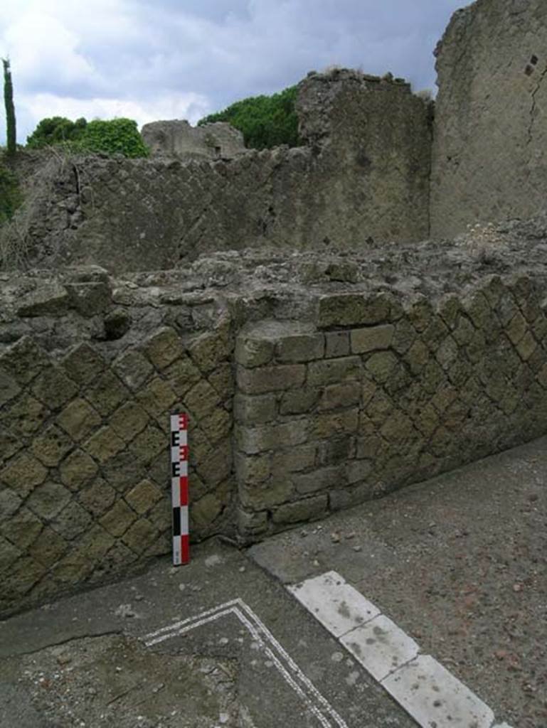 Ins. Or. II.19, Herculaneum. June 2006. West end of loggia.
Threshold to room at west end of loggia, the room behind Ins.Or.II.16.  
Looking south across to upper south-west corner of Ins.Or.II.15.  Photo courtesy of Nicolas Monteix.


