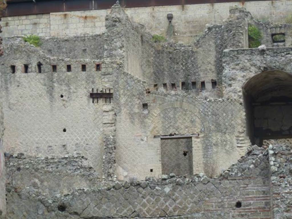 Ins. Orientalis II.4, Herculaneum, September 2015. Detail of upper north wall, in north west corner of loggia.
The doorway leads from the Upper Aula.
