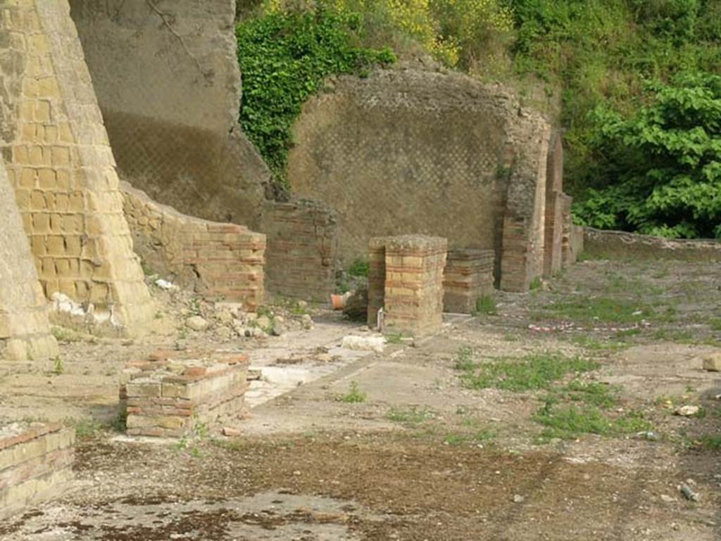 Ins Or II,19, Herculaneum. June 2005. Looking towards east end of upper loggia/terrace. 
Photo courtesy of Nicolas Monteix.
