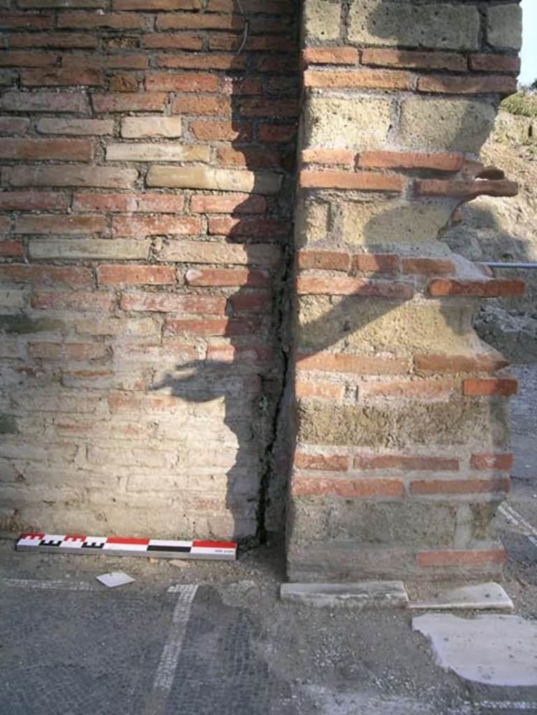 Ins. Or. II.4/19 Herculaneum. May 2006. 
Detail of pilaster on east side of the last doorway on the east end of the upper loggia. 
Photo courtesy of Nicolas Monteix.
