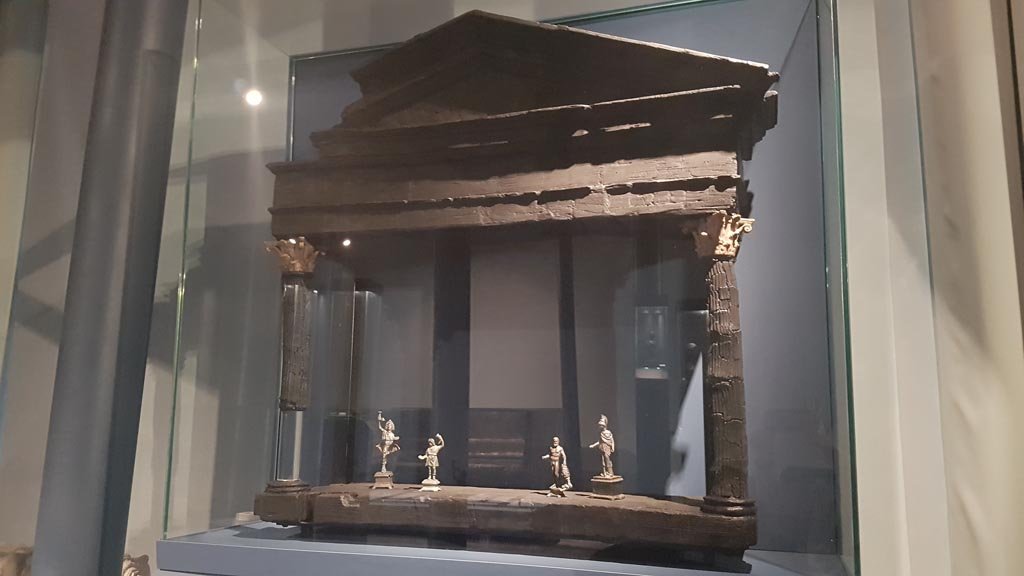 VI.13 Herculaneum. August 2023. Wooden shrine found placed against a wall in the “Salone nero”. Photo courtesy of Maribel Velasco.
On display in exhibition entitled – “Materia. Il legno che non bruciò ad Ercolano”.  

