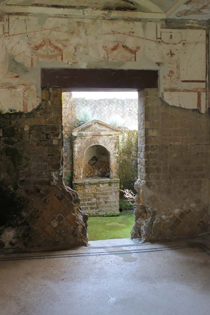 VI.13 Herculaneum, March 2014. Room 17, south wall.
Foto Annette Haug, ERC Grant 681269 DÉCOR.
Cubiculum 17 on the west end of the south side of the peristyle had a small courtyard at its rear with a small masonry lararium. 

