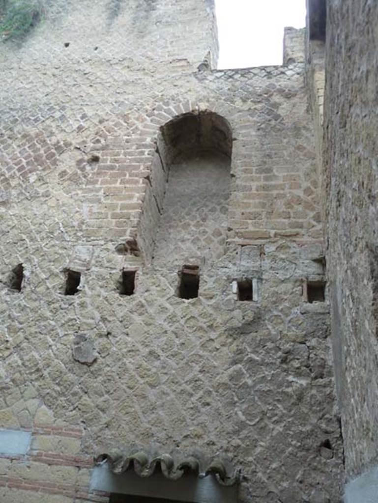 Ins. Orientalis II.8, Herculaneum. September 2015.  Recess/niche in room on mezzanine floor in upper north-east corner.  Above the recess is another doorway which would have been on the upper floor.
