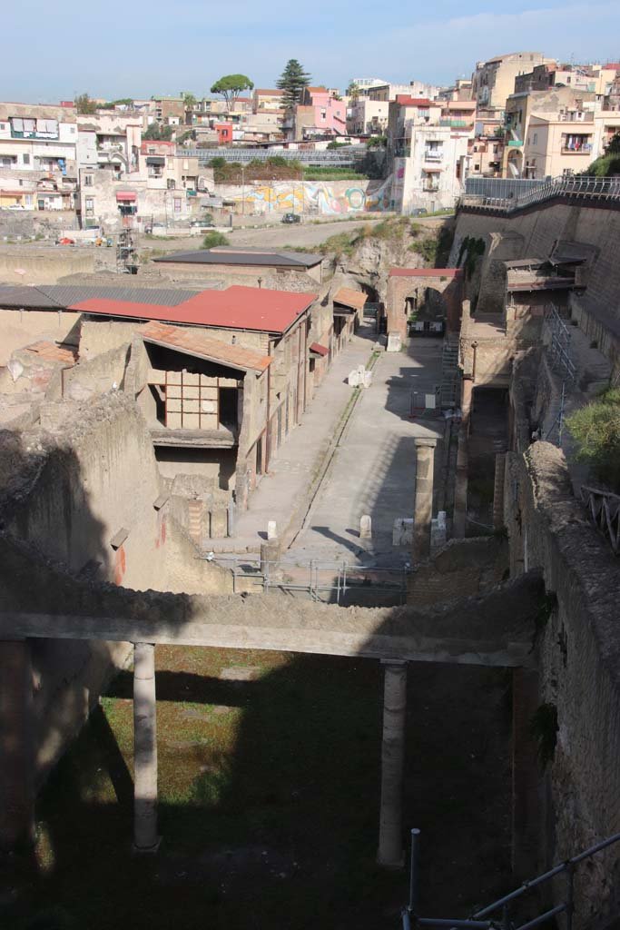 Herculaneum, September 2017. 
Looking west across site at northern end, towards Decumanus Maximus. from access roadway bridge. 
Photo courtesy of Klaus Heese.
