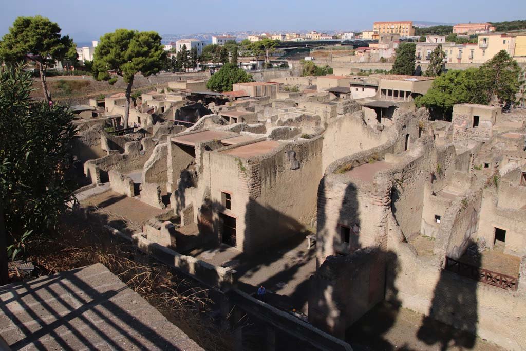 Herculaneum, September 2019. 
Looking south-west across site at the rear of Ins.Or.II.4, with apsed room of the Palaestra, centre right. 
Photo courtesy of Klaus Heese.
