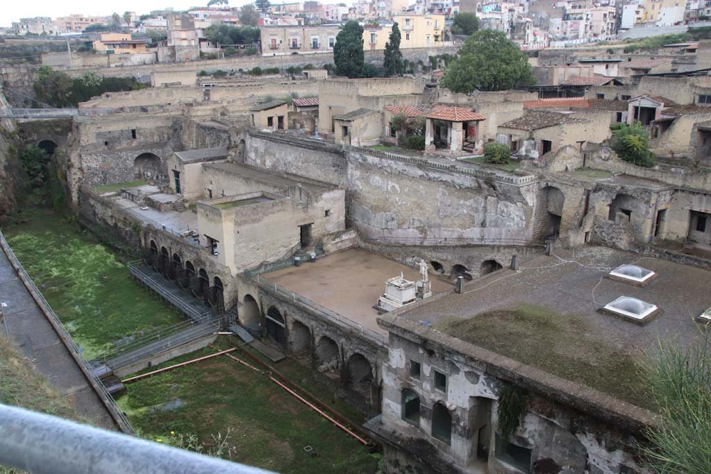 Herculaneum, October 2020. Looking north-west from the access roadway above Suburban Baths, on right. Photo courtesy of Klaus Heese.