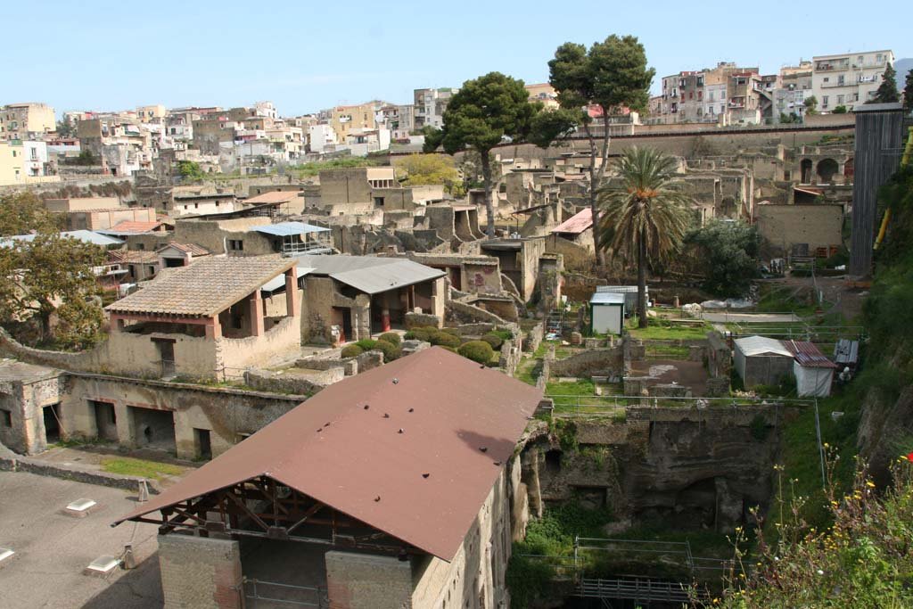 Herculaneum, September 2015. Looking north-east towards the Terrace of Balbus and east end of the arched openings below. On the right of centre is the “tower” room of the House of Relief of Telephus, and in front of that is the roof of the Suburban Baths.
