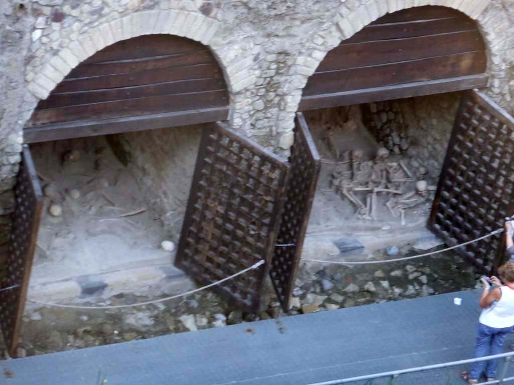 Herculaneum, September 2015. Looking north to lower level and 2 of the arches in the centre of the boatsheds, below the Sacred Area.