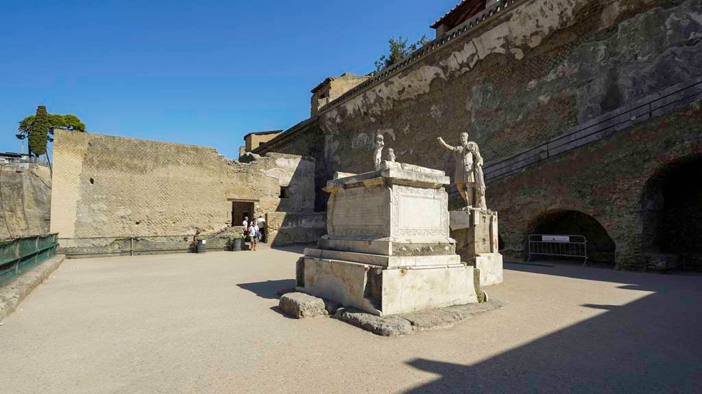 Herculaneum, August 2021. Looking across Terrace towards altar and statues. Photo courtesy of Robert Hanson.

