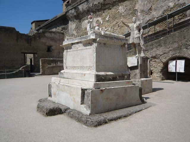 Herculaneum, August 2021. Statue of Marcus Nonius Balbus. Photo courtesy of Robert Hanson.