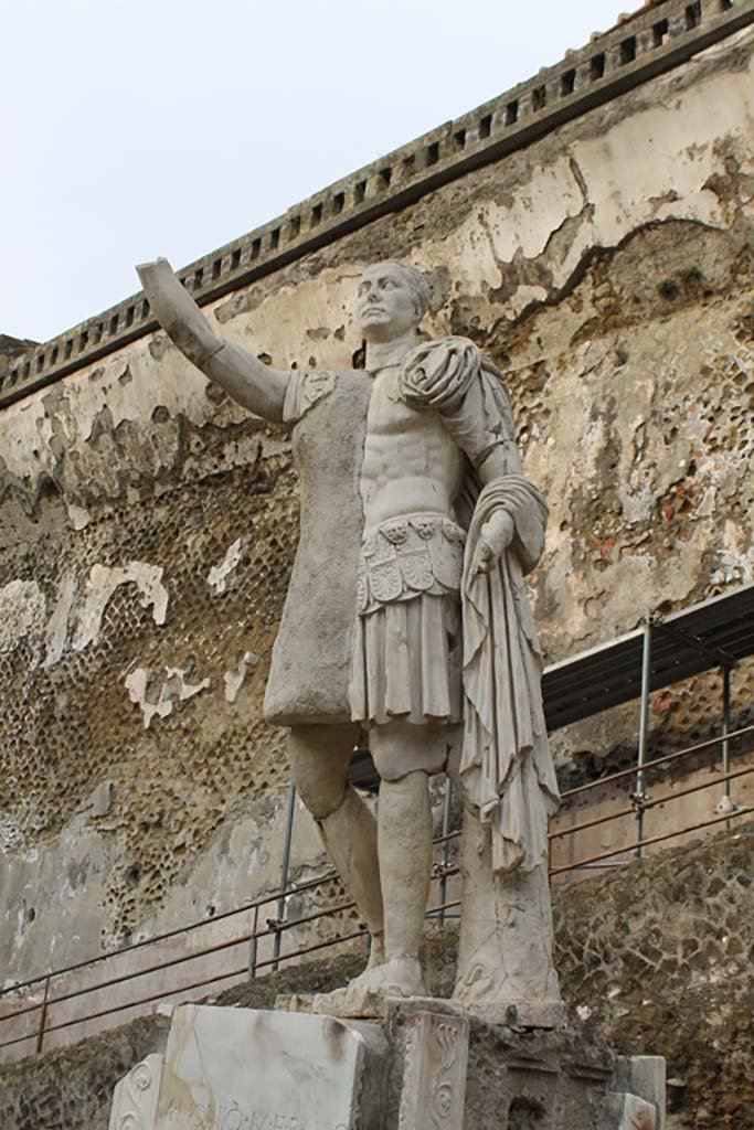 Herculaneum, March 2014. Detail of statue of Marcus Nonius Balbus.
Foto Annette Haug, ERC Grant 681269 DÉCOR
