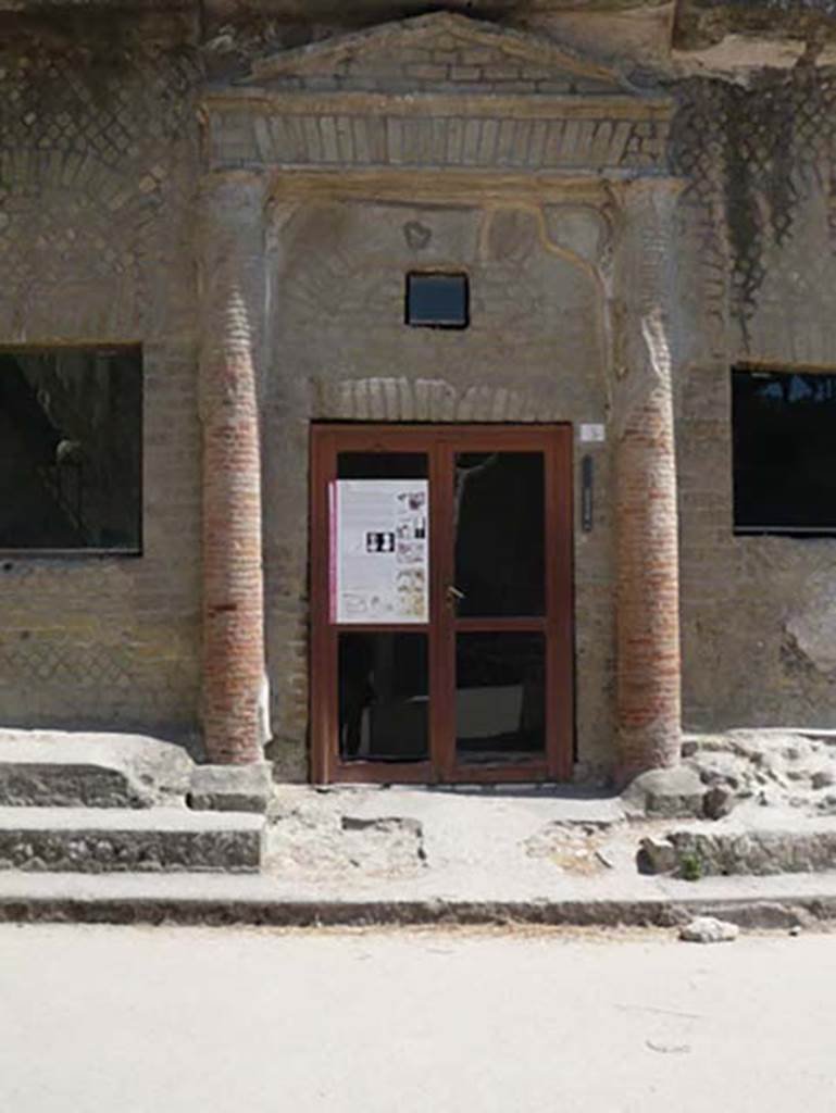 Suburban baths, Herculaneum, August 2013. Entrance doorway. Photo courtesy of Buzz Ferebee.

