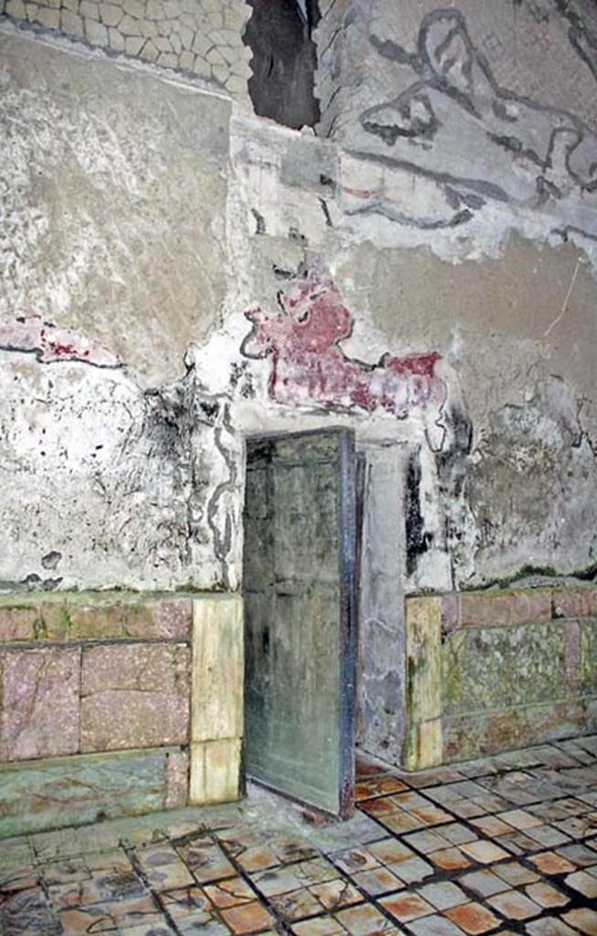 Suburban Baths, Herculaneum. October 2001. 
Doorway in south wall with preserved door leading from frigidarium towards tepidarium, and two caldaria. 
Photo courtesy of Peter Woods.



