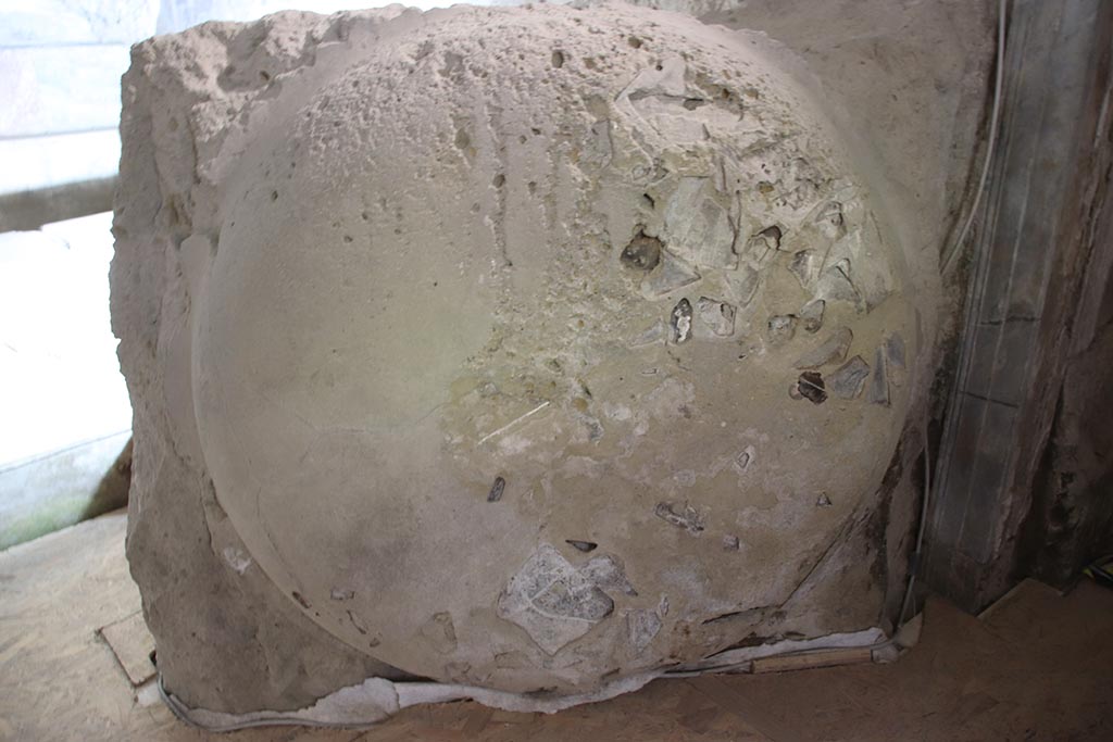 Suburban Baths, Herculaneum. October 2025. 
Outline form of the shape of the basin on east side of smaller original caldarium.
Photo courtesy of Klaus Heese.

