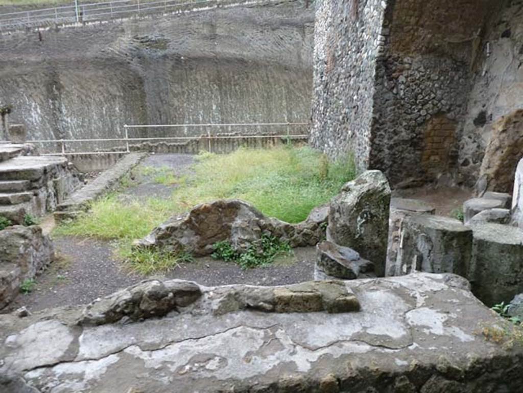 Herculaneum, September 2015. Sacred Area terrace, looking south along the west side, from the north-west corner.