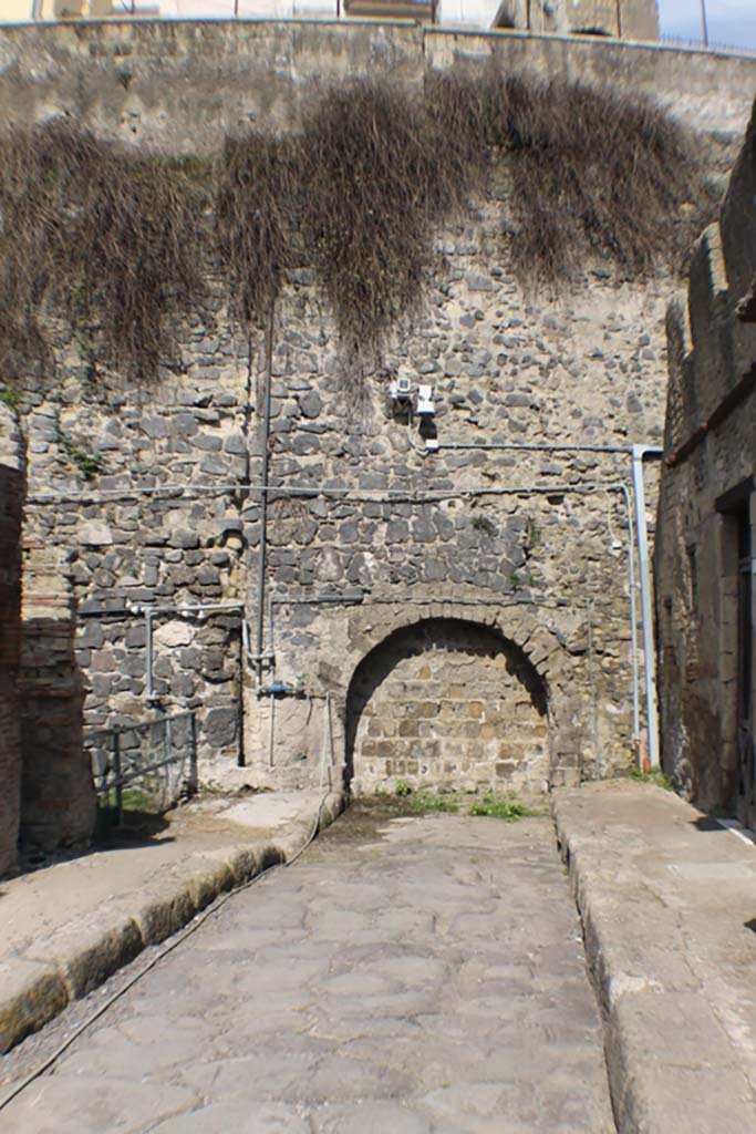 Decumanus Inferiore, Herculaneum. March 2019. Looking west towards junction with Cardo II (underground). 
Foto Annette Haug, ERC Grant 681269 DÉCOR.

