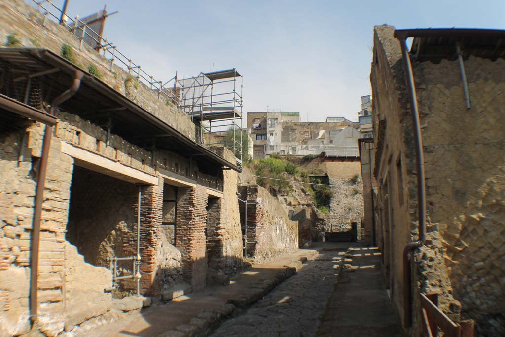 Cardo III, Herculaneum. March 2019. Looking north from between VII.12, on left, and VI.30, on right.  
Foto Annette Haug, ERC Grant 681269 DÉCOR.
