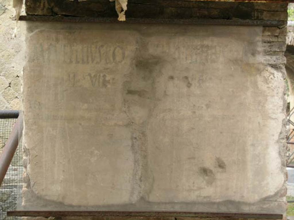 Cardo IV, Herculaneum. April 2005. West side at north end near junction with Decumanus Maximus.
Painted graffito on side of water tower showing the remains of a painted edict on behalf of two local aediles, M. Rufellius Robia and A. Tetteius.
Photo courtesy of Nicolas Monteix.
