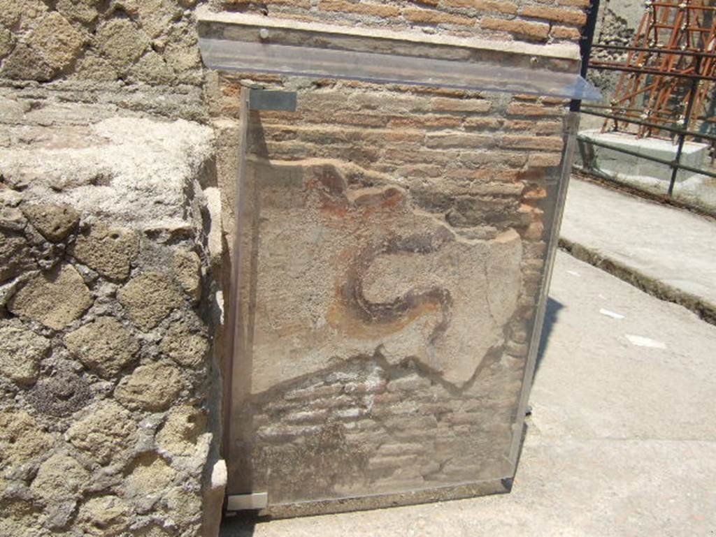 Cardo IV, west side, Herculaneum. May 2006. Remains of painted serpent on north side of street altar. 