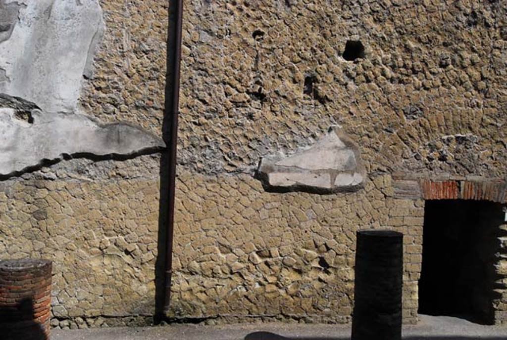 Cardo IV, west side, Herculaneum. June 2008. Exterior wall near VI.9. Photo courtesy of Nicolas Monteix.


