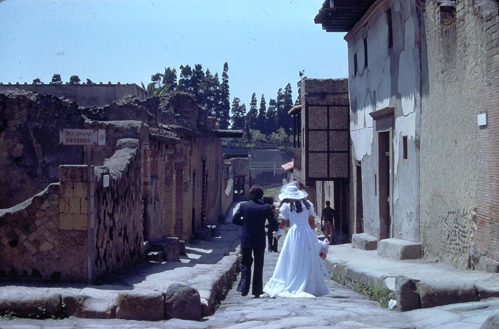 Cardo IV Inferiore, Herculaneum. 7th August 1976. Looking south along Ins. IV on east side of roadway, on left.
Photo courtesy of Rick Bauer, from Dr George Fay’s slides collection.
