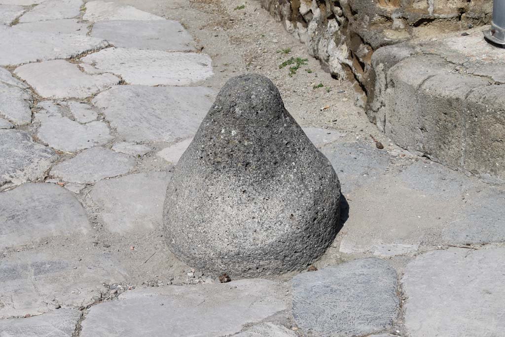 Cardo V, Herculaneum. March 2014. Detail of object in roadway.   
Foto Annette Haug, ERC Grant 681269 DÉCOR

