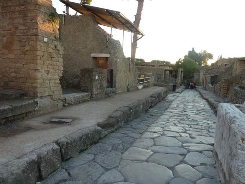 Cardo V, Herculaneum, September 2015. Looking south from near Ins. Or. II.4, on left, and fountain, on right. 