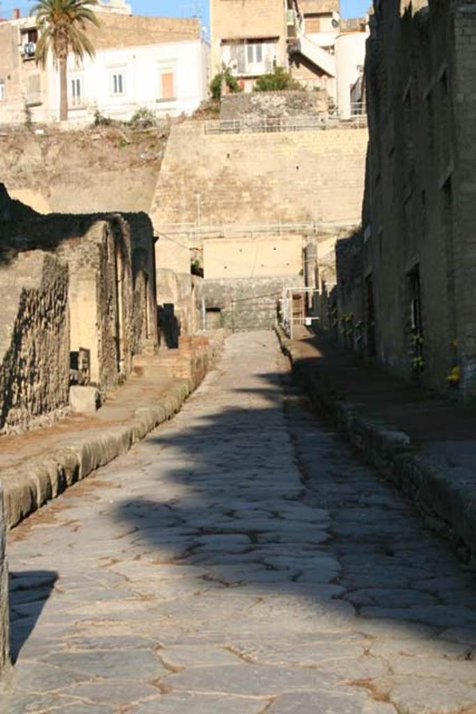 Cardo V, Herculaneum. February 2007. Looking north from near the junction with Decumanus Inferiore, on left.
Photo courtesy of Nicolas Monteix.
