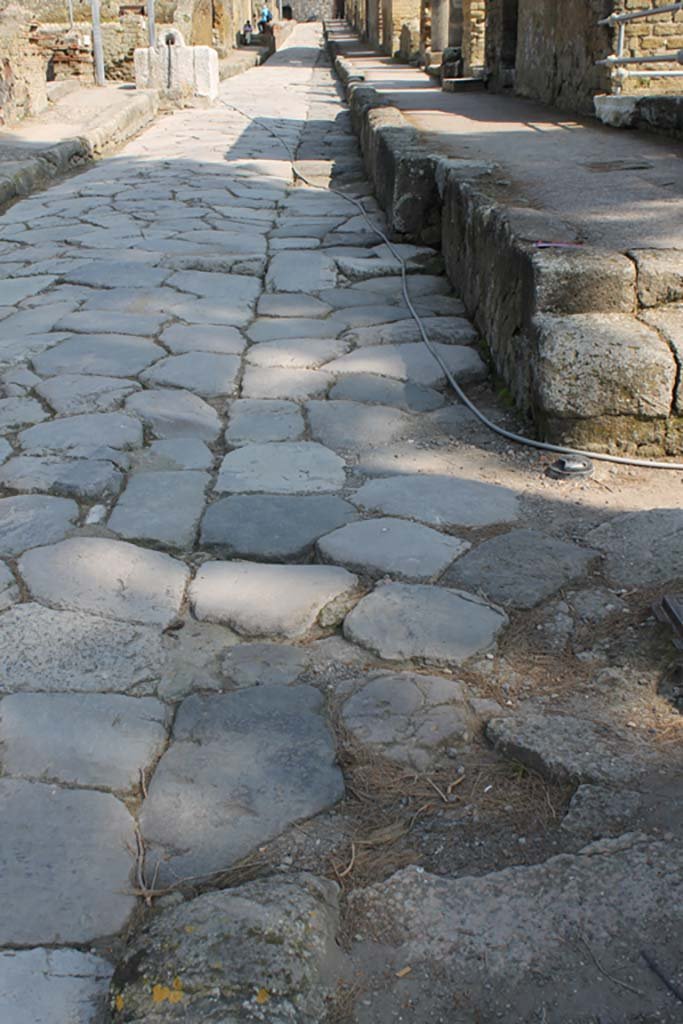Cardo V, Herculaneum. March 2014. 
Detail of roadway, from junction with Vicolo Meridionale, on right. 
Foto Annette Haug, ERC Grant 681269 DÉCOR
