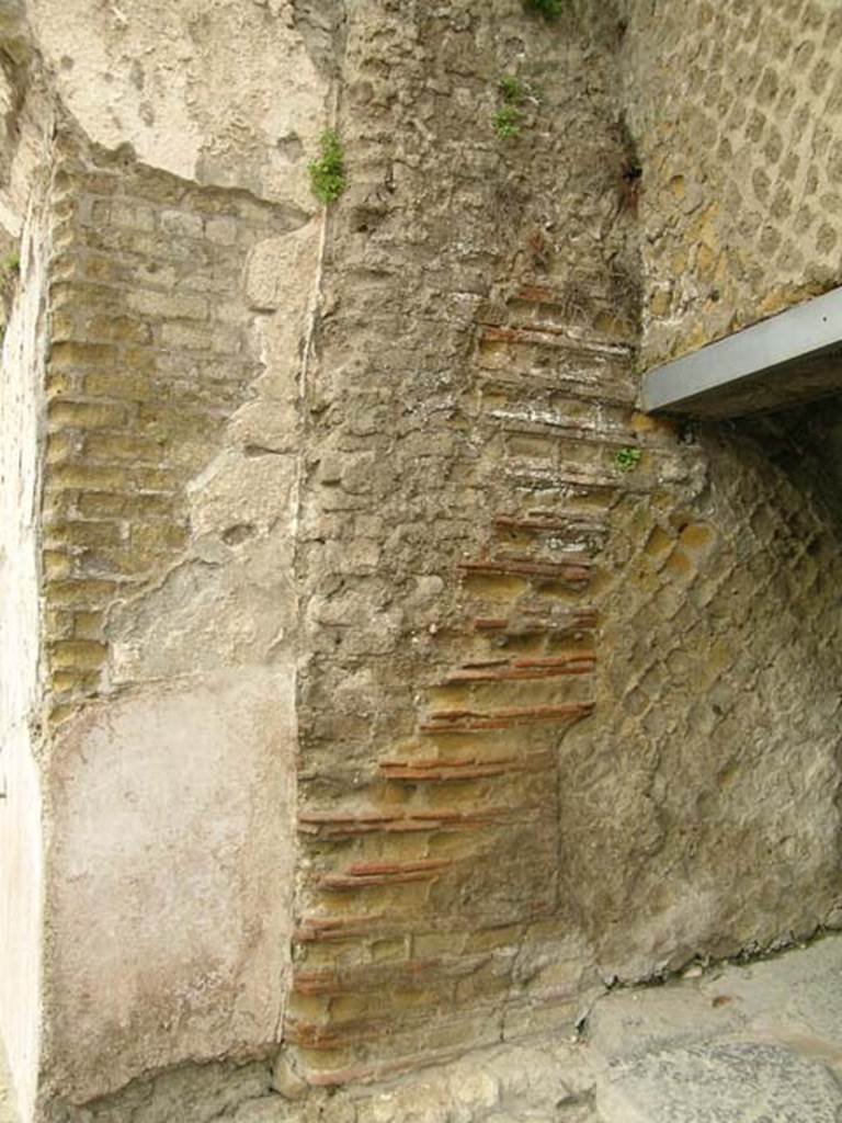 Cardo V, Herculaneum. June 2005. 
West wall at south end, under vaulted entrance from roadway down to beachfront.
Photo courtesy of Nicolas Monteix.
