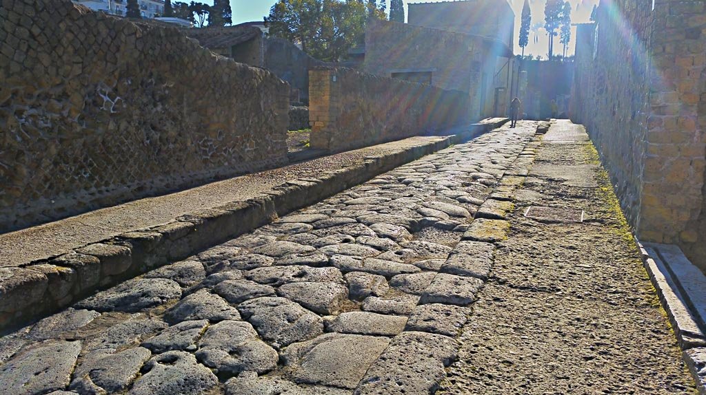 Decumanus Inferiore, Herculaneum. Photo taken between October 2014 and November 2019. 
Looking east along roadway. Photo courtesy of Giuseppe Ciaramella.
