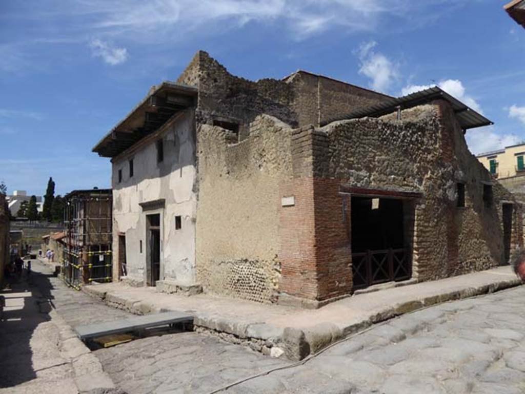 Decumanus Inferiore, Herculaneum. September 2015. Decumanus Inferiore, on right, at junction with Cardo IV Inferiore, on left. III.10 is on right,
Photo courtesy of Michael Binns.

