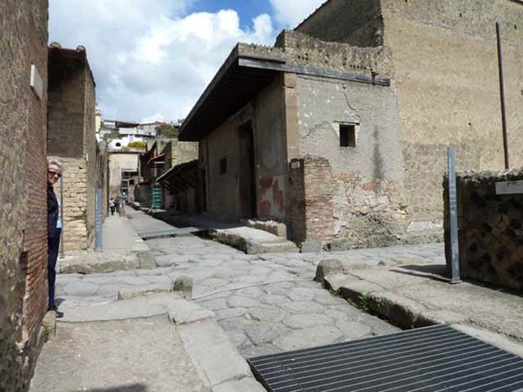 Decumanus Inferiore Crossroads, Herculaneum. May 2010. Looking north along Cardo IV, from Inferiore to Superiore. 
Decumanus Inferiore is the road running from left to right.

201005%20Card%2007%20405