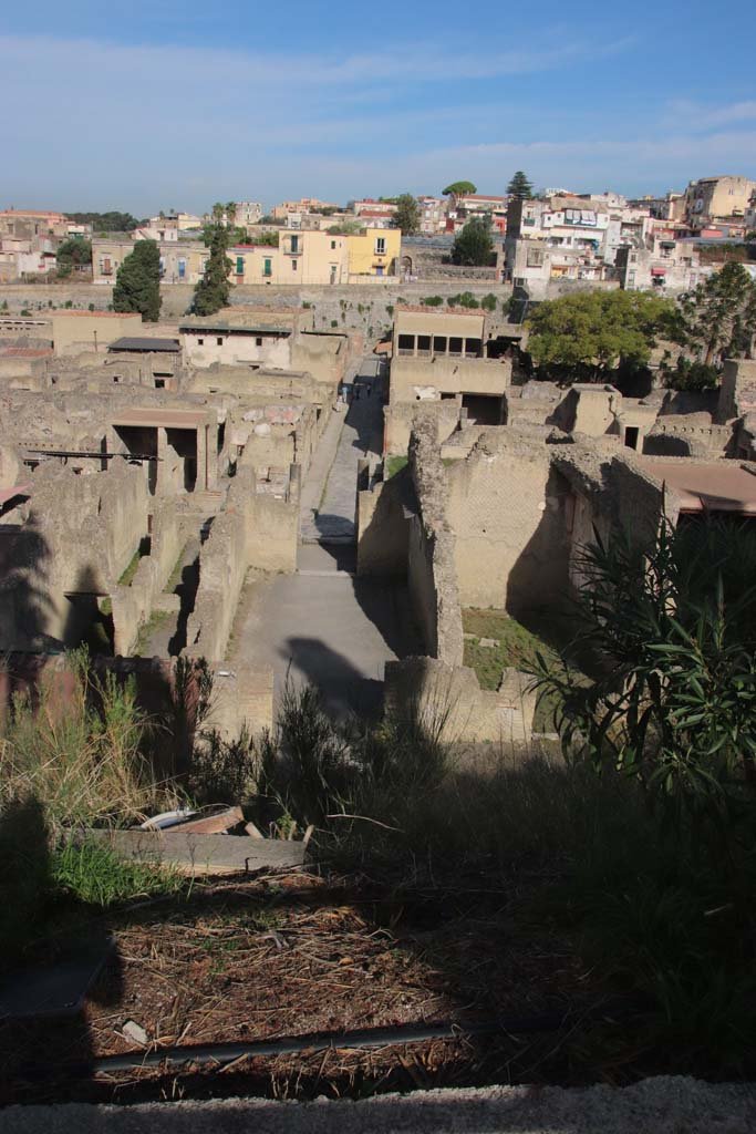 Decumanus Inferiore, Herculaneum. September 2017. Looking west from above, on access roadway. 
Photo courtesy of Klaus Heese.
