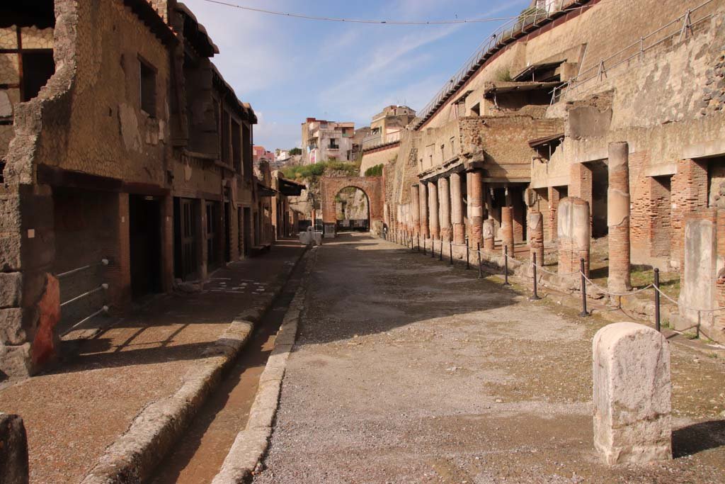 Decumanus Maximus, Herculaneum. October 2020. Looking west from east end. Photo courtesy of Klaus Heese.