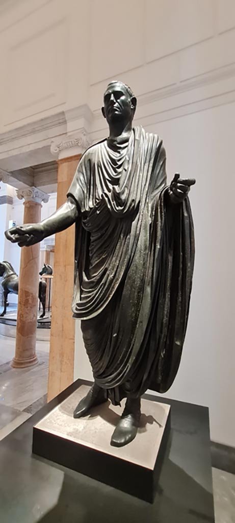 Herculaneum theatre. April 2023. 
Bronze statue of Marcus Calatorius Quartio, inv. 5597.
On display in “Campania Romana” gallery in Naples Archaeological Museum. 
Photo courtesy of Giuseppe Ciaramella.
