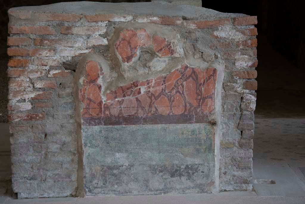 Villa dei Papiri, March 2019. Painted north wall in walkway (a) between room (g), on left, and corridor (h), on right.
Foto Annette Haug, ERC Grant 681269 DÉCOR.
