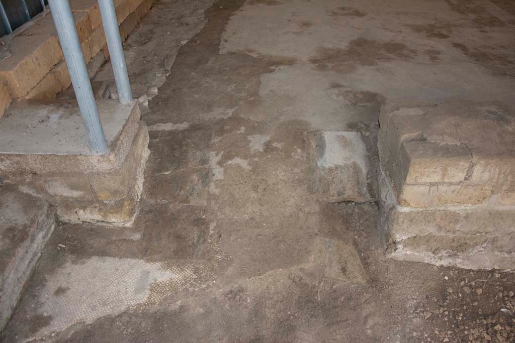 Villa dei Papiri, March 2019. Room (s), looking north towards doorway into room (r ).
Foto Annette Haug, ERC Grant 681269 DÉCOR.

