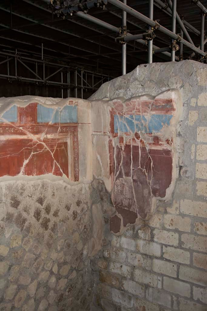 Villa dei Papiri, March 2019. 
North-east corner of ala, room (e), with remains of painted plaster.
Foto Annette Haug, ERC Grant 681269 DÉCOR.
