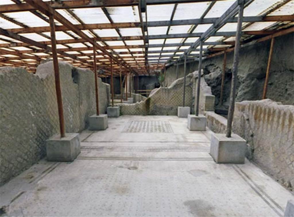 Villa dei Papiri, Herculaneum. 2004 Looking west across room l, triclinium.