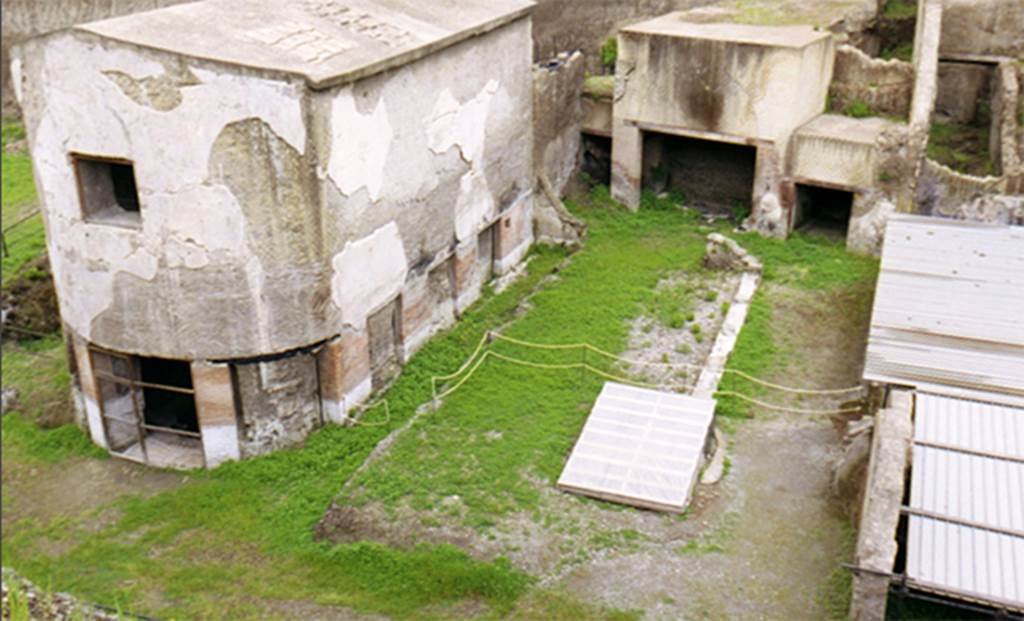 South-western baths, Herculaneum. May 2004. The main bath building 1 is left, terrace 2 with its portico is to its right and the wide entrance to room 5 is at the rear.