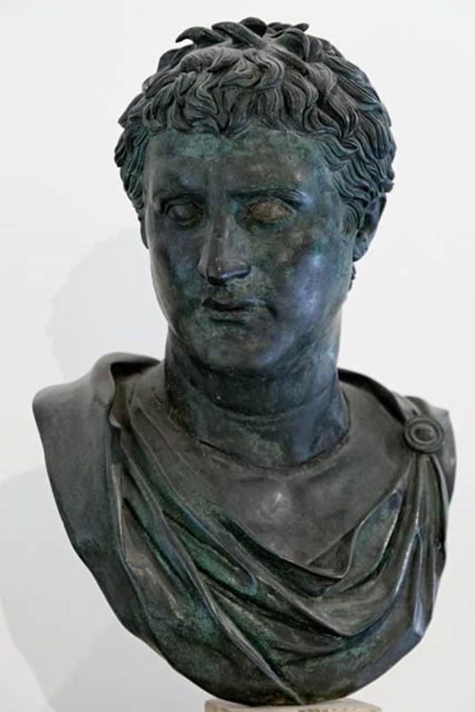 Villa dei Papiri, Herculaneum. Bust with a Chlamys. Found in 1754 on south side of entrance to peristyle.
Now in Naples Archaeological Museum. Inventory number 5588.
