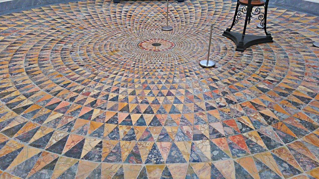 Villa dei Papiri, Herculaneum. July 2019.  
Detail of circular polychrome mosaic floor, from the Belvedere. Photo courtesy of Giuseppe Ciaramella.

