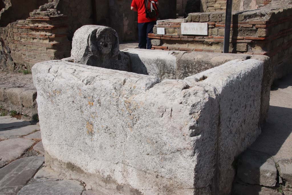 Cardo V Inferiore, Herculaneum. September 2017.
Fountain on corner of Ins. IV, at junction of Decumanus Inferiore and Cardo V Inferiore, Herculaneum. Looking south-west. 
Photo courtesy of Klaus Heese.
