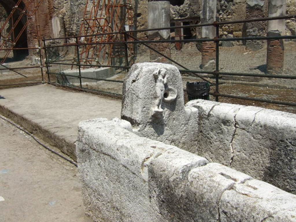 Fountain of Venus, Decumanus Maximus, Herculaneum. May 2006. West end of fountain.
card%2010%20706