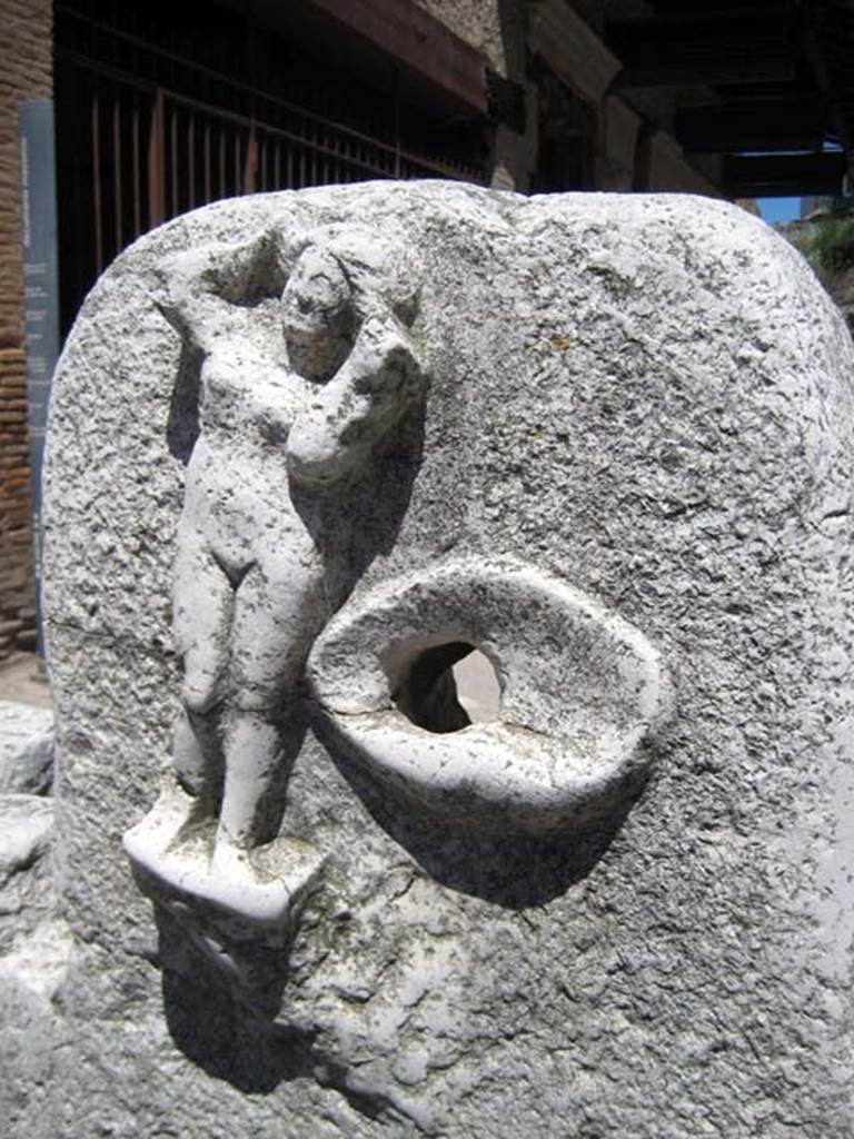 Fountain of Venus, Decumanus Maximus, Herculaneum. June 2011. Detail of Venus.
Photo courtesy of Sera Baker.

