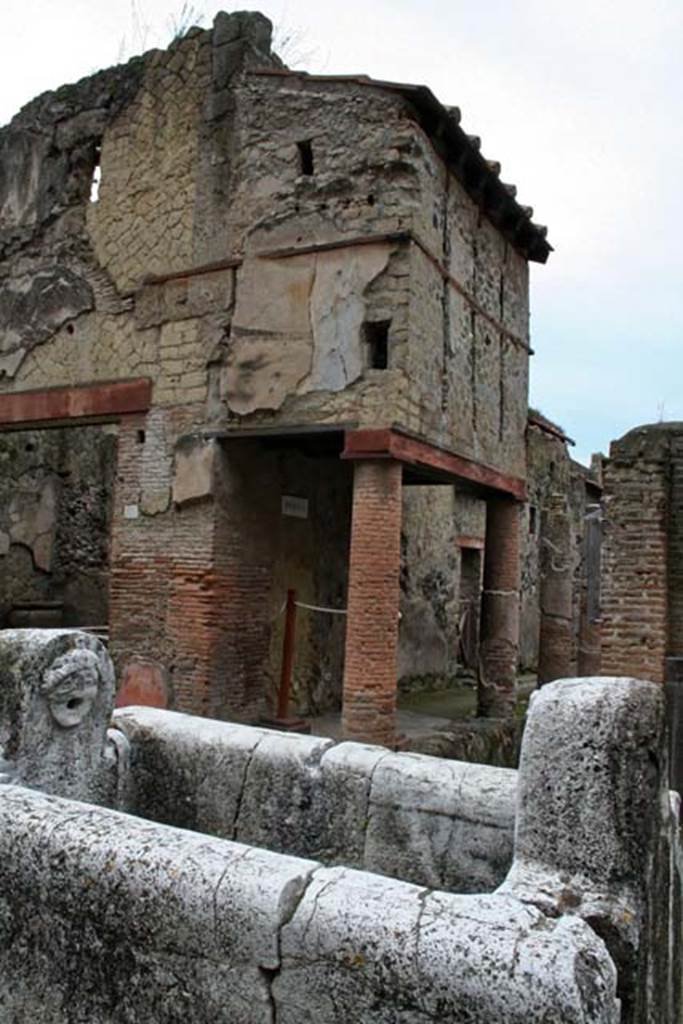 Fountain of Venus. February 2007. 
Looking south-east from Decumanus Maximus towards upper room of V.10/9 Herculaneum. 
Photo courtesy of Nicolas Monteix.

